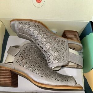 EARTH MURANO MIST SIZE 9.. NEW in BOX